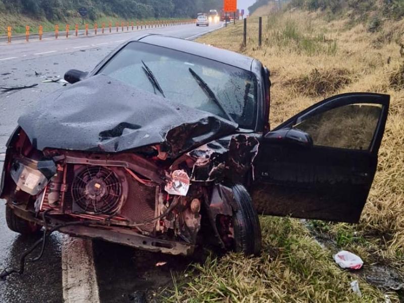 Motorista fica ferido em colisão com caminhão no Trevo da Morte