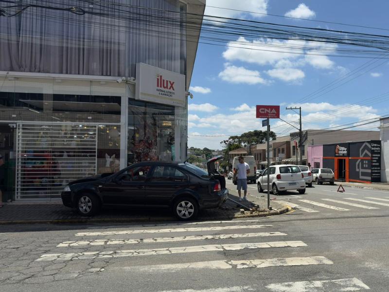 Veículo avança sinal vermelho e causa colisão no Centro de Campo Largo 