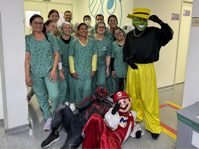 Carreta da Alegria leva espetáculo a pacientes do Hospital Infantil Waldemar Monastier