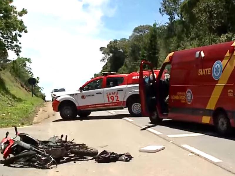 Motociclista bate em caminhão a mais de 100 km/h e fica em estado grave