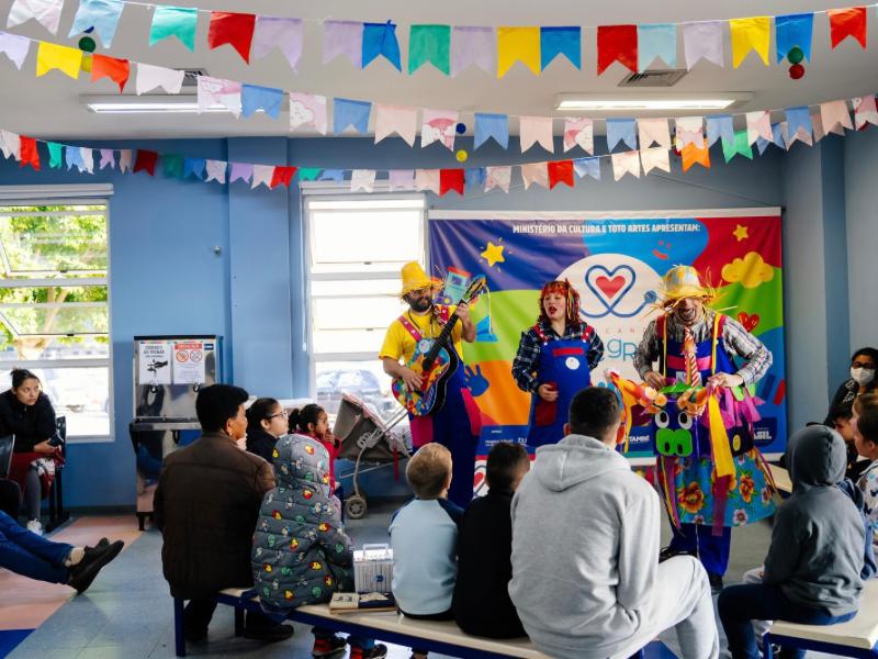 Arraiá Medicando Alegria anima crianças do Hospital Infantil