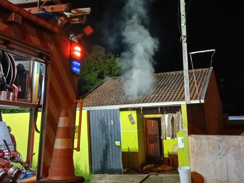 Incêndio atinge residência no Jardim Acácias, em Campo Largo