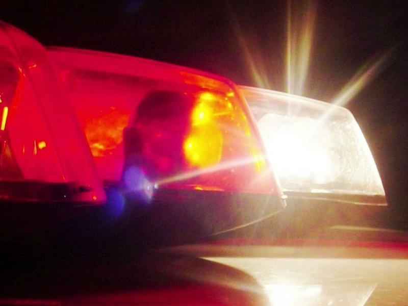 Jovem fica ferida após colisão de carro contra poste no bairro Ouro Verde, em Campo Largo