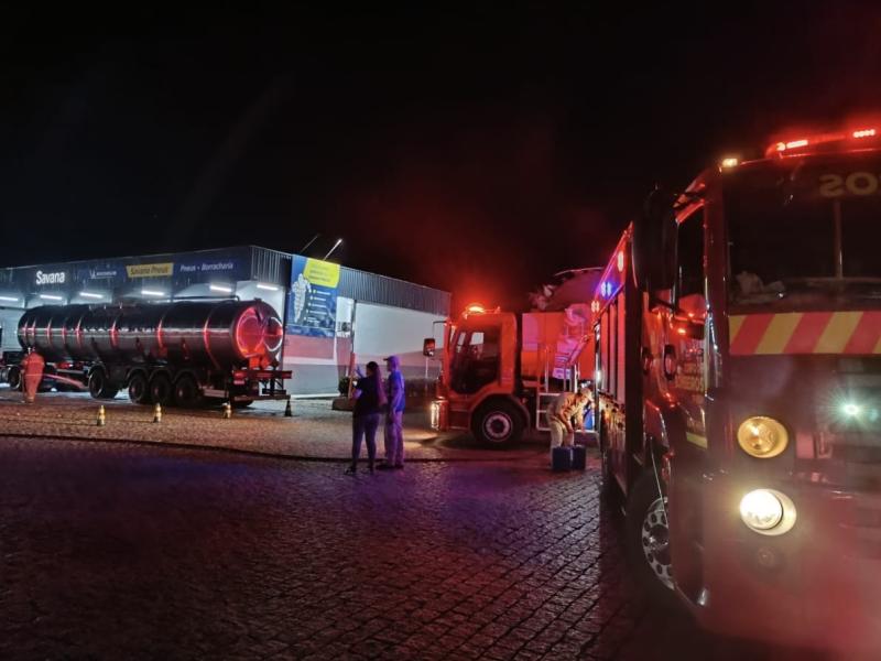 Caminhão colide ao manobrar em posto na BR-277 e vaza grande quantidade de etanol