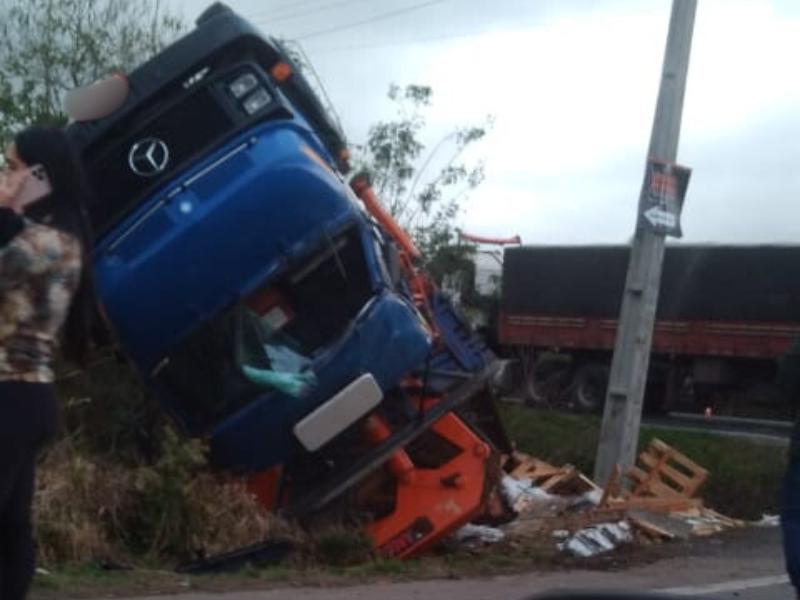 Caminhão tomba após colisão na PR-423 no município de Araucária