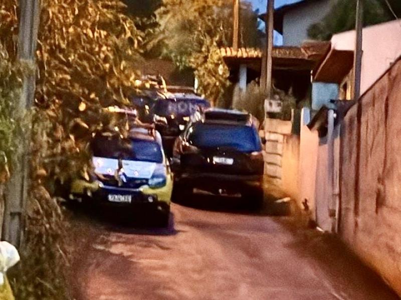 Um homem e duas mulheres presos por tráfico de drogas no bairro Aparecida