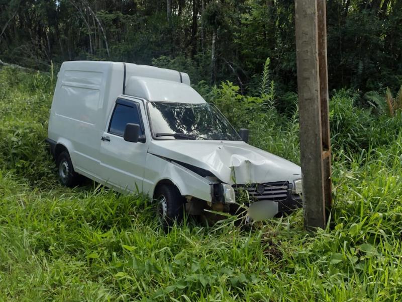 Colisão com poste provoca desligamento da energia no interior do município de Campo Largo