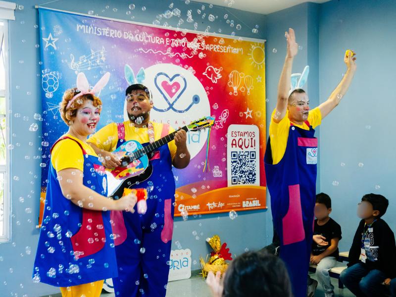 Fábula de Páscoa transforma o tempo de espera  no Hospital Infantil que atende todo o Paraná