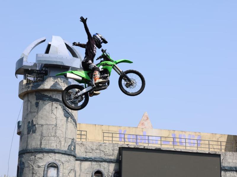 Piloto campo-larguense integra equipe de espetáculo internacional de Freestyle Motocross na China