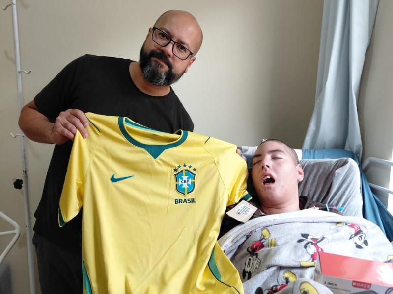 Família lança rifa de camisa oficial da Seleção para custear cuidados do adolescente com paralisia cerebral