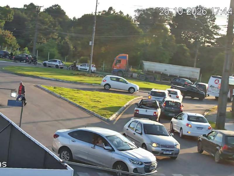 Comerciantes e moradores relatam transtornos com desvio de veículos da PR-423 para o Itaqui