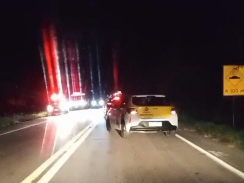 Atropelamento de cavalo causa bloqueio parcial na PR-423 na noite deste domingo (11)