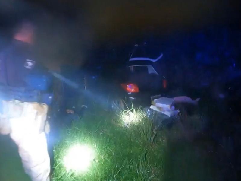 Sob intensa chuva, PRF apreende mais de 250 kg de maconha após capotamento no Paraná