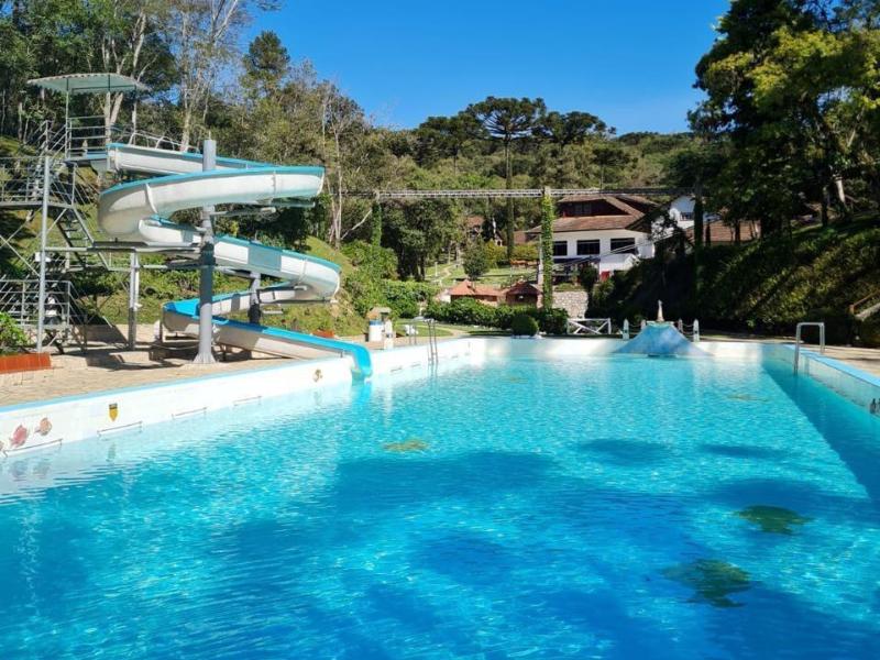 Piscinas de água mineral fazem da Estância Ouro Fino destino ideal para os dias de calor 