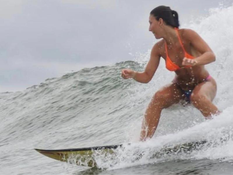 Surfista de Campo Largo morre após afogamento na Ilha do Mel e adolescente é resgatado com vida
