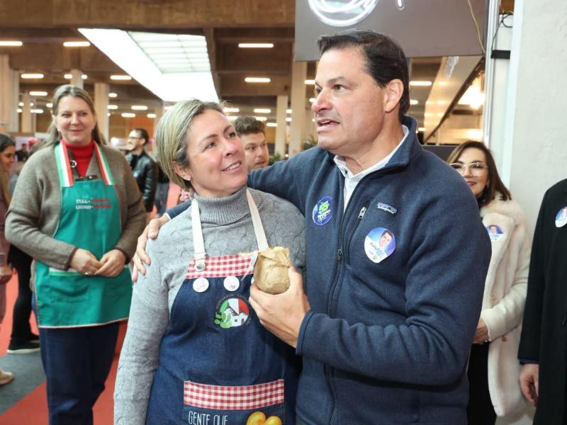 Sandro Alex participa da Feira da Louça de Campo Largo e reforça apoio aos empreendedores do Paraná