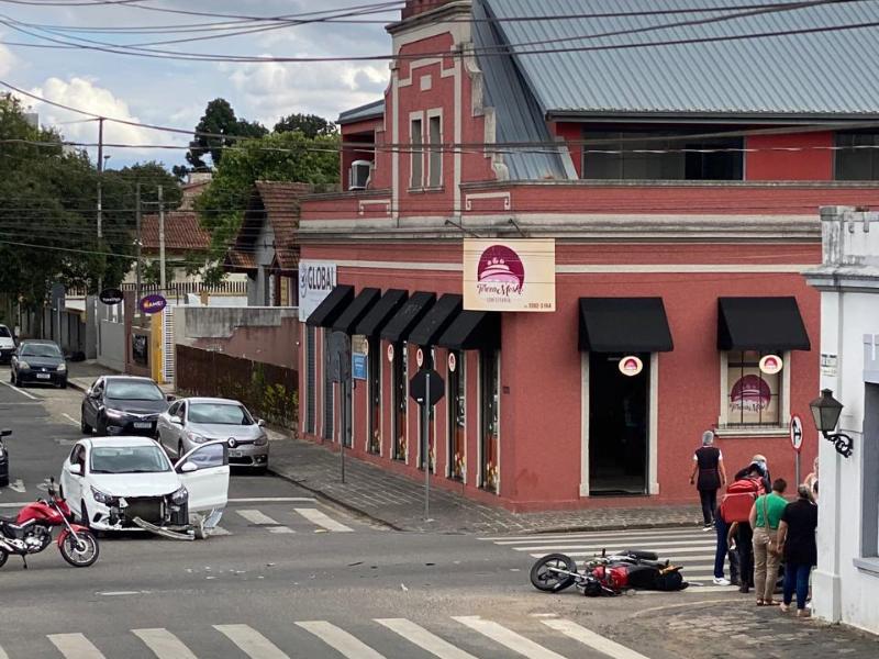 Colisão entre carro e moto deixa homem ferido no Centro de Campo Largo