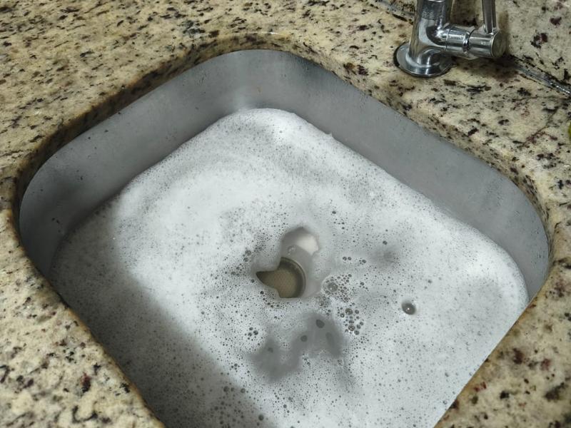Moradores do Vista Alegre enfrentam transbordamento de fossas, cobram solução e rede de esgoto