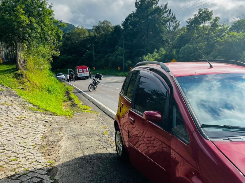 Colisão entre carro e moto deixa duas pessoas feridas no Distrito de Bateias, em Campo Largo
