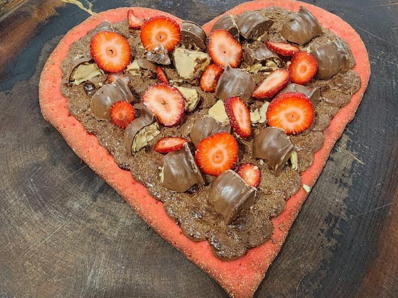 Pizzas em formato de coração tornam o Dia dos Namorados ainda mais especial na Maju Pizza