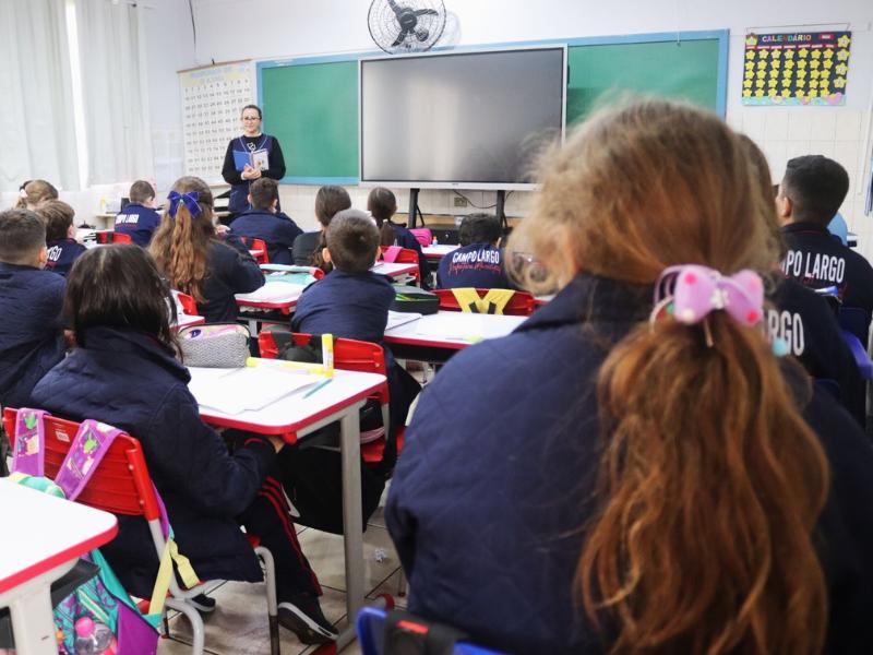 Campo Largo distribui uniformes de inverno para 15 mil alunos