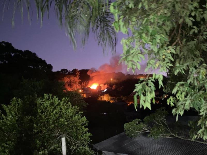 Incêndio destrói residência no bairro Itaqui de Cima, em Campo Largo