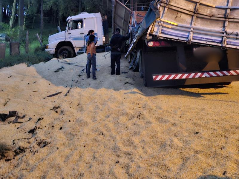 Carreta carregada de milho tomba e interdita PR-510 em Balsa Nova