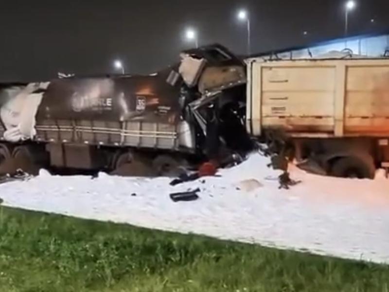 Duas pessoas morrem em grave acidente entre caminhões e carro na BR-277, em Campo Largo