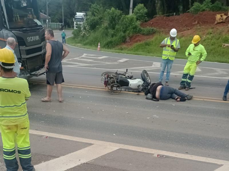 Grave acidente entre motocicleta e caminhão deixa motociclista ferido na PR-423