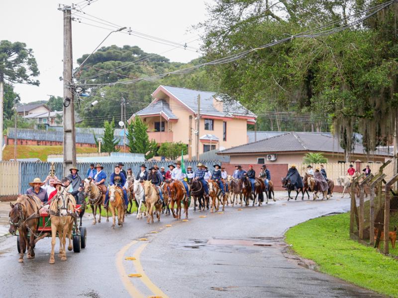 Cavalgada em honra a Nossa Senhora Aparecida reúne fiéis em momento de fé e devoção