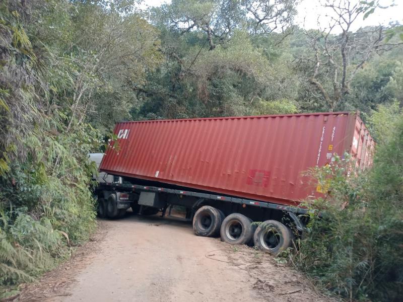 Carreta com contêiner interdita Estrada da Faxina, em Campo Largo