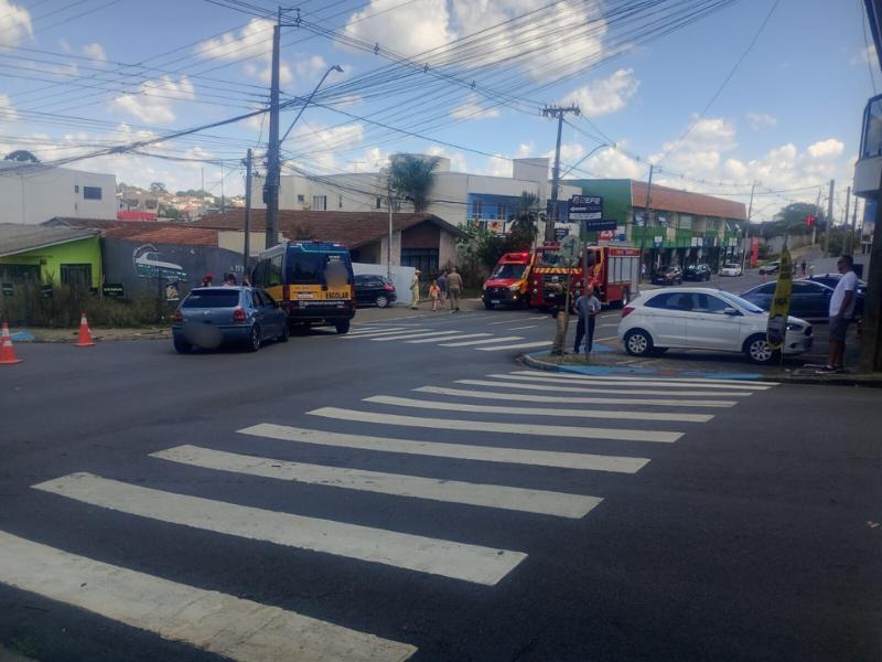 Acidente entre van escolar e dois carros deixa dois feridos no Centro