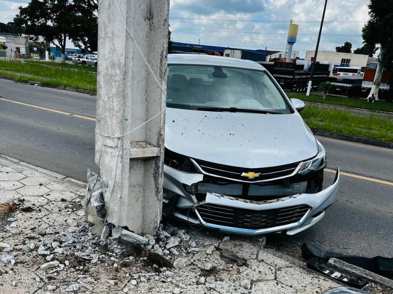 Veículo desgovernado atinge poste de iluminação em Campo Largo