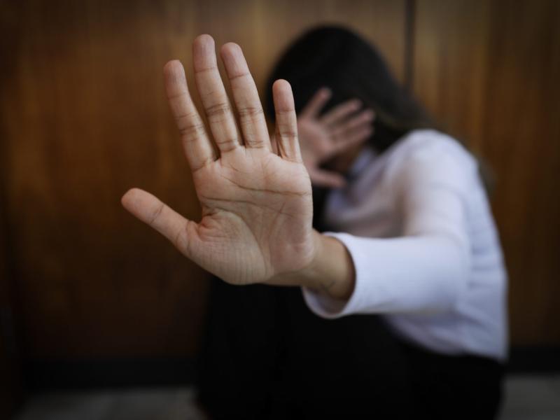 Ex-namorado é preso após invadir casa e agredir mulher no Rivabem em Campo Largo