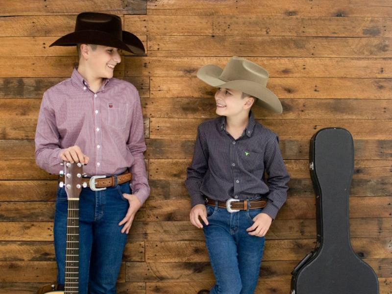 Matheus e Miguel conquistam o público ao cantar com Edson e Hudson na Festa do Agricultor 