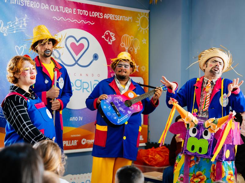 Projeto Medicando Alegria transforma Hospital Infantil em arraiá solidário com brincadeiras e doação de roupas de lã 