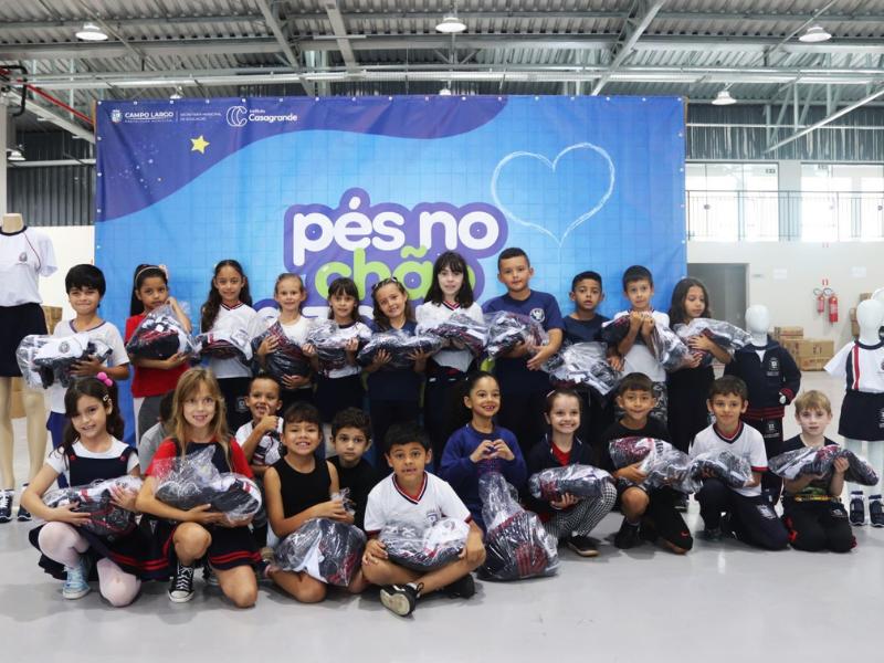 Campo Largo entrega mais de 170 mil peças de uniformes com investimento de R$ 9 milhões
