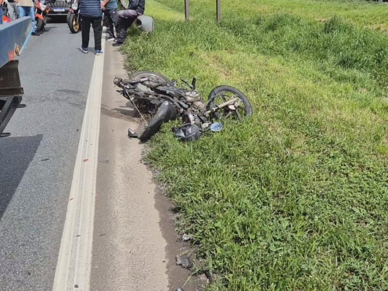 Motociclista fica gravemente ferido após colisão e atropelamento por caminhão na BR-277, no Passaúna