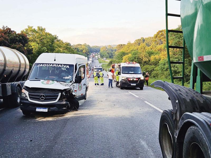 Acidente envolvendo van e caminhões deixa vários feridos na BR-277