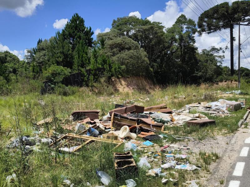 Descarte irregular transforma trecho da Rua Pedro Barausse em ponto de acúmulo de lixo