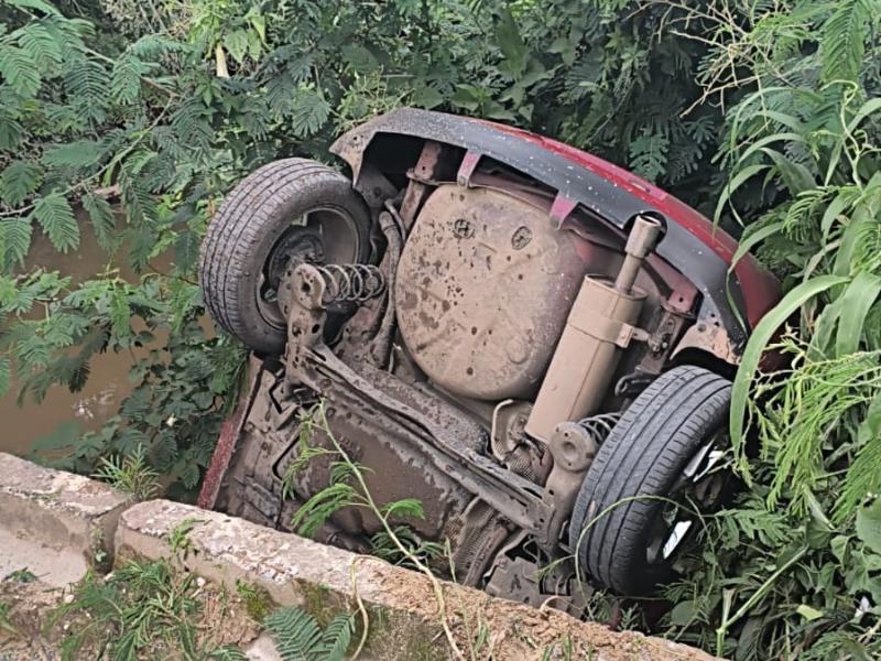 Veículo cai de ponte após motorista desviar de cães no Rio Itaqui
