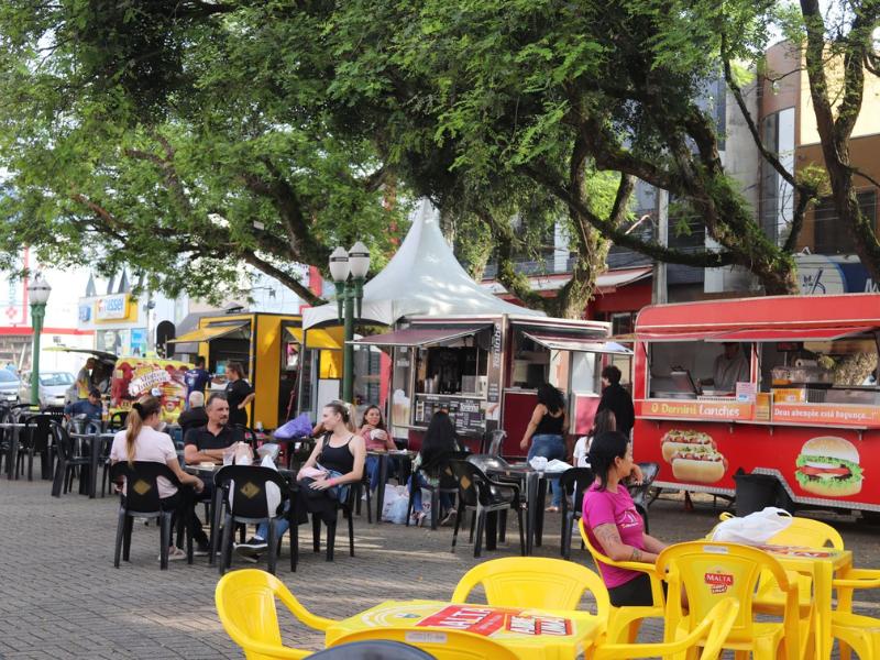 Feira Noturna acontecerá na Praça do Museu durante janeiro e Feira do Agricultor segue aos sábados pela manhã