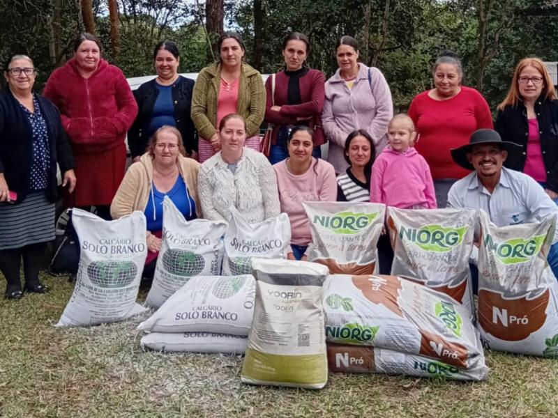 Hortas domésticas transformam a vida de 13 mulheres agricultoras em Campo Largo 