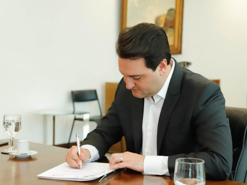 Ratinho Junior assina decreto que estabelece regras da transição para governador eleito