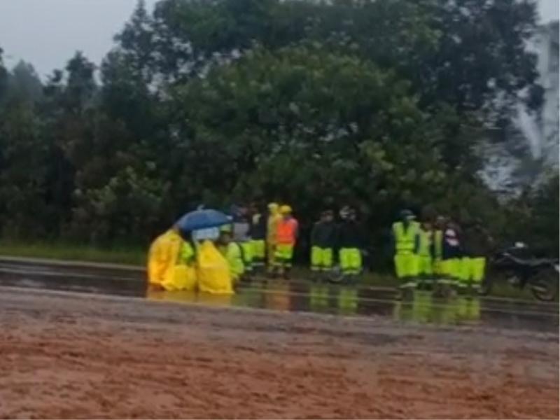 Acidente com motocicleta interdita PR-423 entre Araucária e Campo Largo