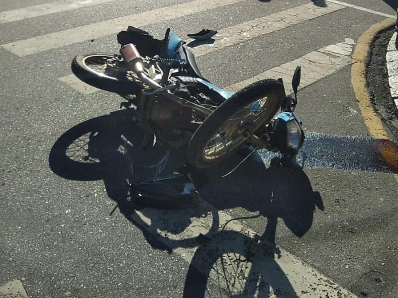 Motociclista fica ferido em acidente no Centro de Campo Largo