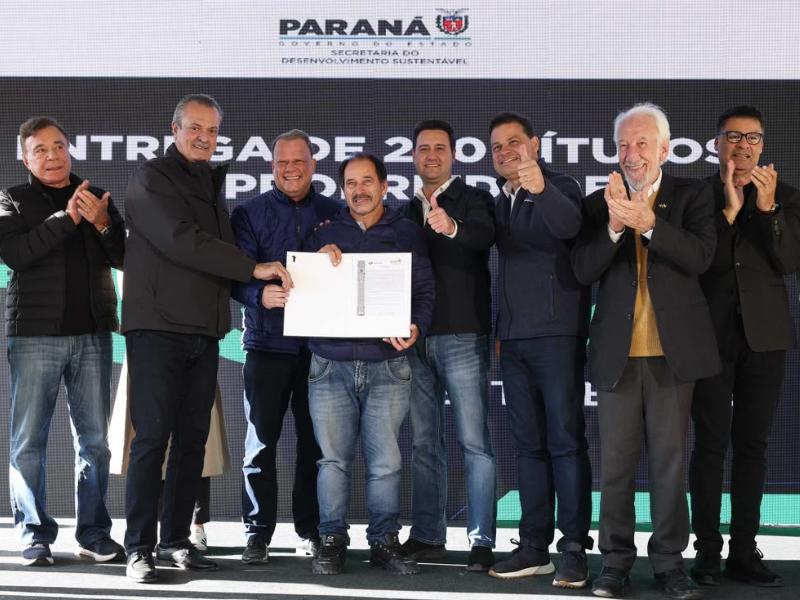 Após décadas de espera, 79 famílias de Campo Largo recebem título definitivo de suas propriedades