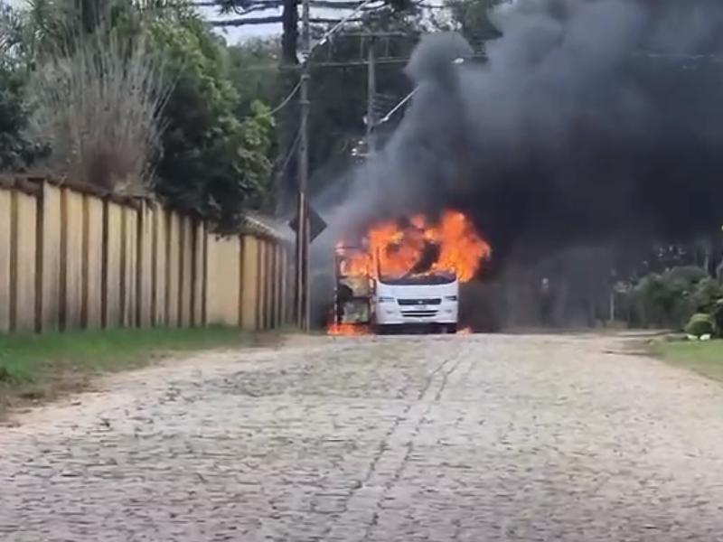 Micro-ônibus escolar é destruído por incêndio no bairro Salgadinho